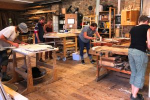 Dein Kurs Personen setzen ihre individuellen Werkstücke im Holzatelier um