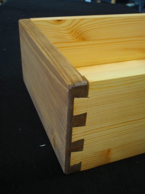 Schublade mit Schwalbenzinken