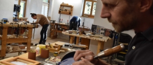 Das Holzatelier mit Teilnehmenden und dem Kursleiter